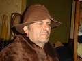 le tanneur avec un chapeau renaissance en cuir
