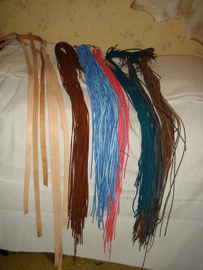 lacets de differentes couleurs et sangles en cuir.